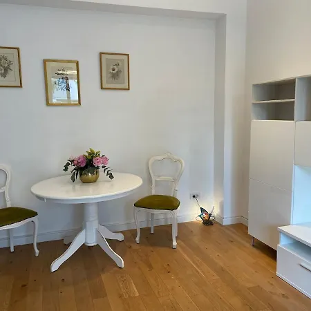 Casa Nu Mai E Valabila * Bucareste